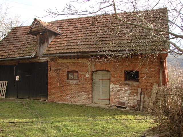 stara hiža od cigle